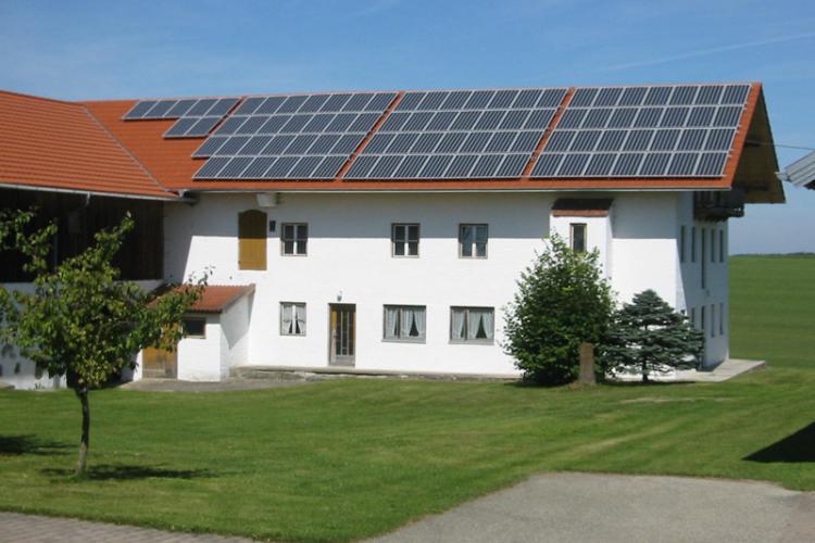 家用光伏发电站怎么清洁太阳能电池板